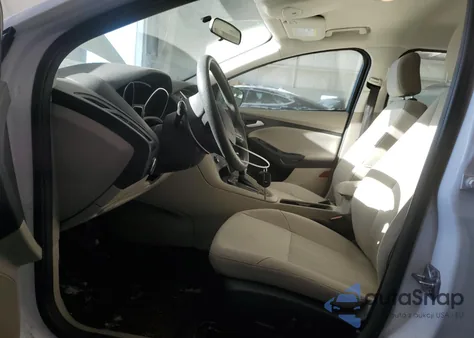 2015 Ford Focus Se z USA, uszkodzony, nr VIN 1FADP3F22FL267712